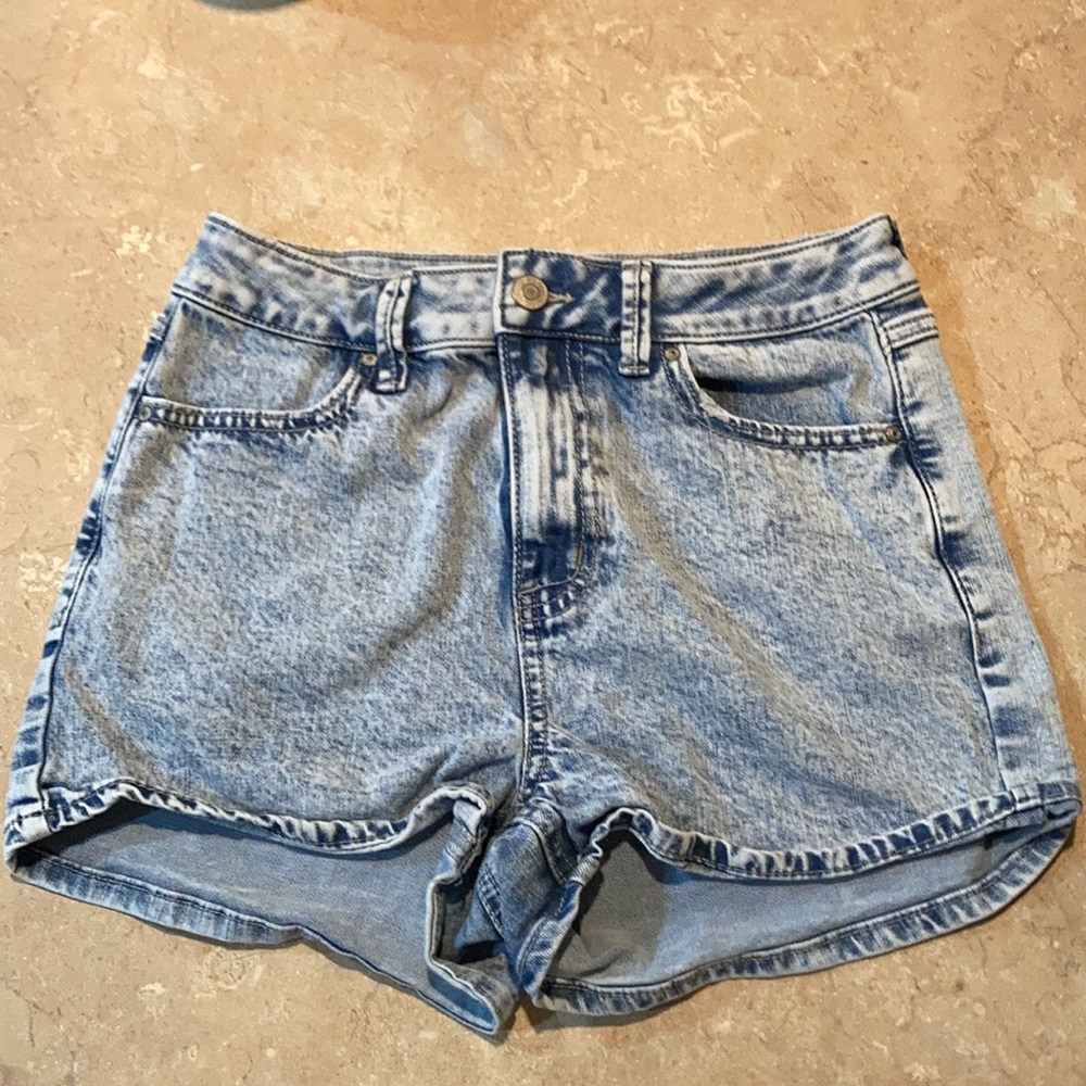 LIGHT WASH JEAN SHORTS